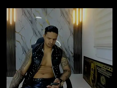 Snapshot of master_leather chatting on April 16, 2026, 9:39 pm master leather online show from April 16, 2026, 9:39 pm