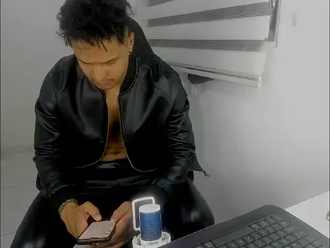 Snapshot of master_leather chatting on March 24, 2026, 7:36 pm master leather online show from March 24, 2026, 7:36 pm