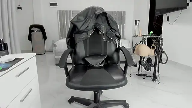 Snapshot of master_leather chatting on May 27, 2026, 2:41 am master leather online show from May 27, 2026, 2:41 am
