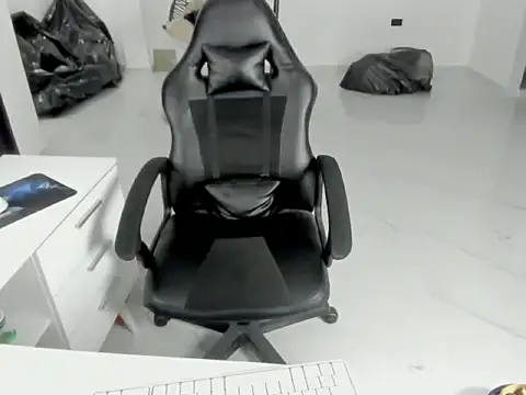 Snapshot of master_leather chatting on April 8, 2026, 3:30 am master leather online show from April 8, 2026, 3:30 am