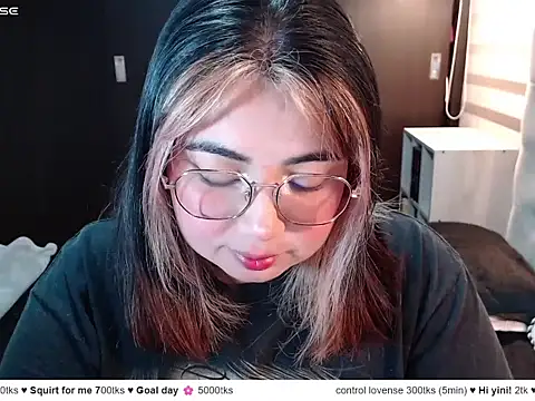 YiniBelle online show from April 17, 2026, 2:47 am