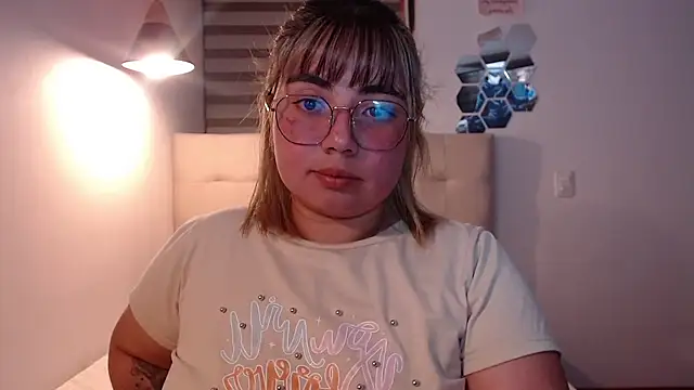 Snapshot of YiniBelle chatting on November 26, 2025, 3:28 am YiniBelle online show from November 26, 2025, 3:28 am