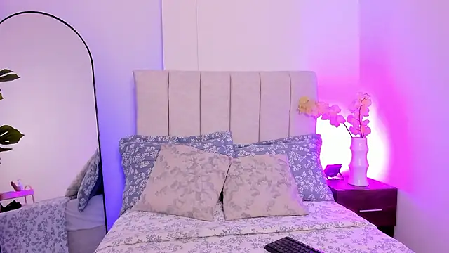 Snapshot of KaliBloom chatting on March 27, 2026, 9:49 pm KaliBloom online show from March 27, 2026, 9:49 pm