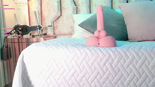 Caroline palmerr online show from December 22, 2025, 3:17 am