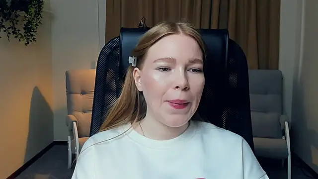 LavetaShiroma online show from November 15, 2025, 12:42 pm