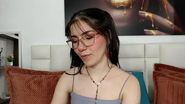 AriLumi online show from November 18, 2025, 8:45 pm