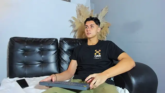 ZeusBrant online show from April 7, 2026, 1:13 pm