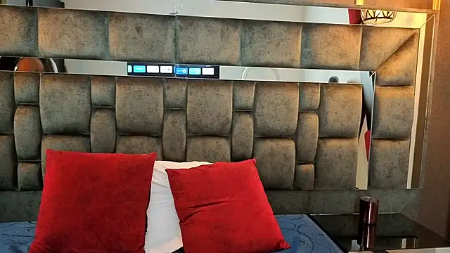 Snapshot of IssaJones_ chatting on November 14, 2025, 7:39 pm IssaJones online show from November 14, 2025, 7:39 pm