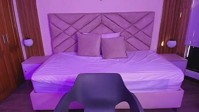 Laracooper  online show from March 19, 2026, 8:09 pm