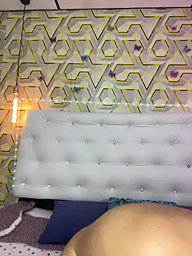 MelanyyJhonson15 online show from May 3, 2026, 2:49 am