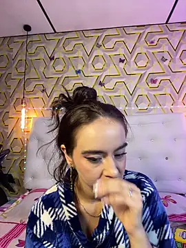MelanyyJhonson15 online show from May 27, 2026, 3:25 am