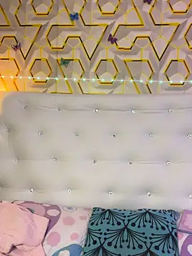 MelanyyJhonson15 online show from May 10, 2026, 3:21 am