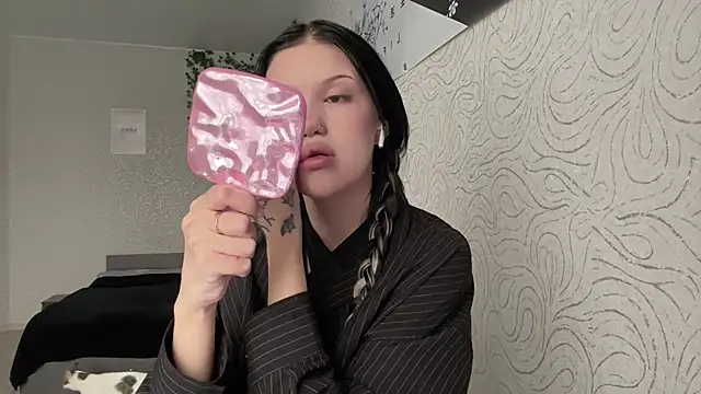 Snapshot of JuliaElse chatting on November 18, 2025, 10:07 am JuliaElse online show from November 18, 2025, 10:07 am