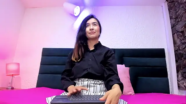 VictoriaRouge  online show from May 30, 2026, 8:25 pm