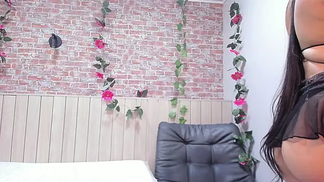 SarahSaenz  online show from November 25, 2025, 11:43 am