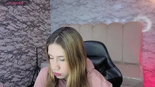 Snapshot of Evy_Luxx_v chatting on February 12, 2026, 3:50 am Evy Luxx v online show from February 12, 2026, 3:50 am