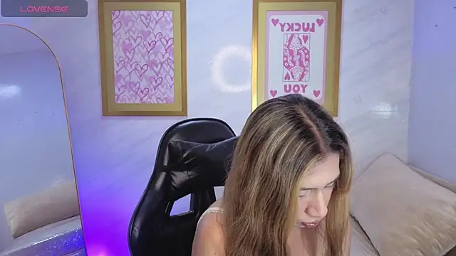 Snapshot of Evy_Luxx_v chatting on March 3, 2026, 3:35 am Evy Luxx v online show from March 3, 2026, 3:35 am