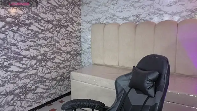 Snapshot of Evy_Luxx_v chatting on February 4, 2026, 3:45 am Evy Luxx v online show from February 4, 2026, 3:45 am