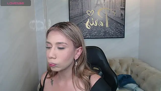 Snapshot of Evy_Luxx_v chatting on May 31, 2026, 3:23 am Evy Luxx v online show from May 31, 2026, 3:23 am