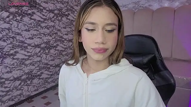 Snapshot of Evy_Luxx_v chatting on February 8, 2026, 3:32 pm Evy Luxx v online show from February 8, 2026, 3:32 pm