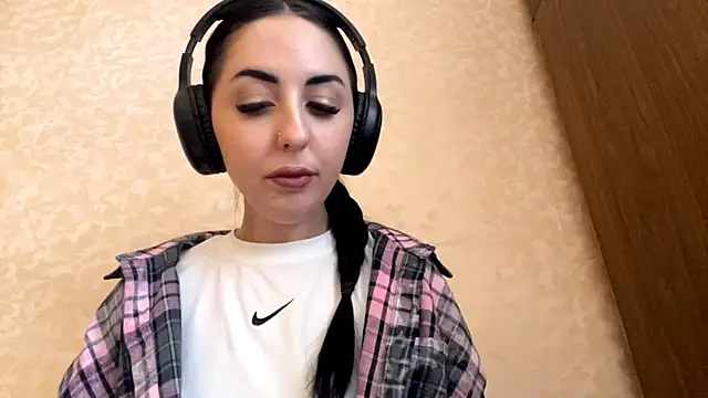 Snapshot of CindyFlowers chatting on November 14, 2025, 12:20 pm CindyFlowers online show from November 14, 2025, 12:20 pm