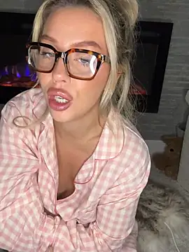 peachcindyy online show from November 18, 2025, 9:07 pm