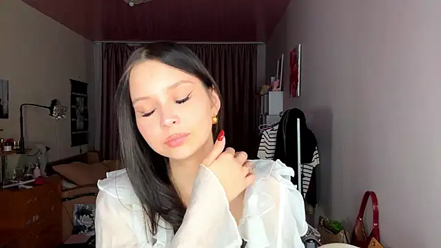 Snapshot of EmmaJonse chatting on November 18, 2025, 12:30 pm EmmaJonse online show from November 18, 2025, 12:30 pm