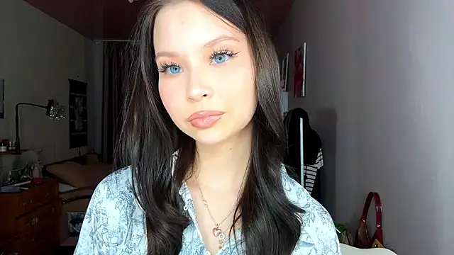 Snapshot of EmmaJonse chatting on November 17, 2025, 11:03 am EmmaJonse online show from November 17, 2025, 11:03 am