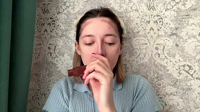 Snapshot of Emily_lyy chatting on December 15, 2025, 7:36 am Emily lyy online show from December 15, 2025, 7:36 am