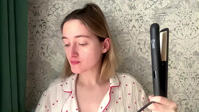 Snapshot of Emily_lyy chatting on December 19, 2025, 7:11 am Emily lyy online show from December 19, 2025, 7:11 am