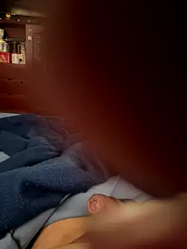 Snapshot of cris1122 chatting on November 21, 2025, 1:10 pm cris1122 online show from November 21, 2025, 1:10 pm