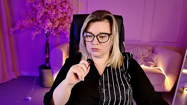 Snapshot of DianaHaworn chatting on November 17, 2025, 1:26 pm DianaHaworn online show from November 17, 2025, 1:26 pm