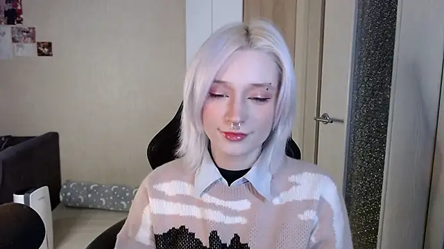 SophiaLur online show from December 2, 2025, 2:52 pm