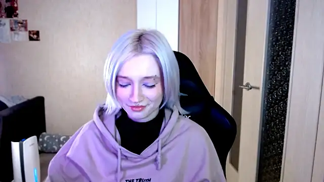 SophiaLur online show from December 3, 2025, 4:39 pm