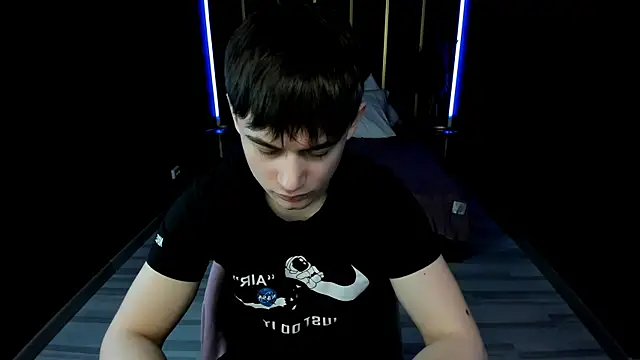 Snapshot of AlejandroEllias chatting on April 5, 2026, 1:01 am AlejandroEllias online show from April 5, 2026, 1:01 am