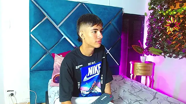 Snapshot of JamesConnor001 chatting on November 17, 2025, 7:18 pm JamesConnor001 online show from November 17, 2025, 7:18 pm