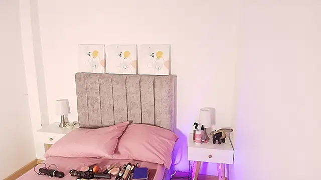 Lucy Carson online show from December 3, 2025, 3:40 am