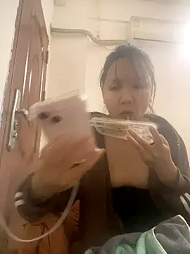 yiyi0316 online show from November 21, 2025, 4:50 pm