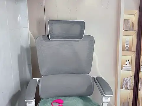 Snapshot of Lousii chatting on November 18, 2025, 12:52 pm Lousii online show from November 18, 2025, 12:52 pm