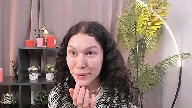 TerrieHerimann online show from November 17, 2025, 2:32 pm