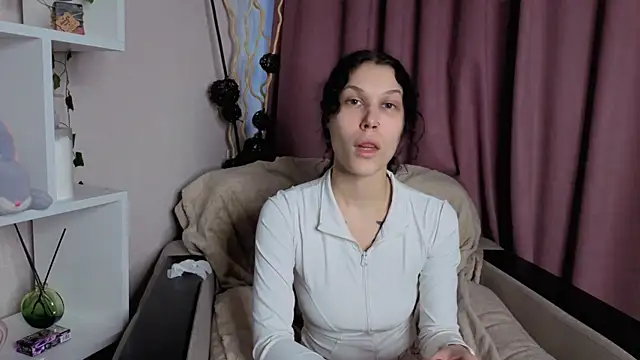 TerrieHerimann online show from November 27, 2025, 9:43 am