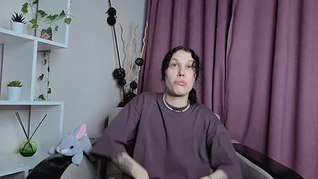 TerrieHerimann online show from November 28, 2025, 12:27 pm