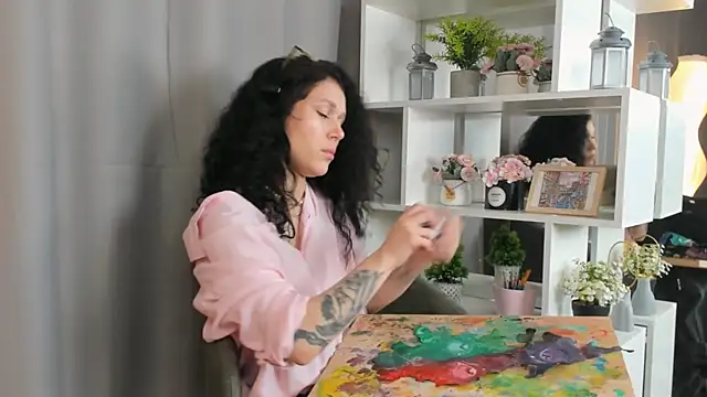 TerrieHerimann online show from November 18, 2025, 2:42 pm