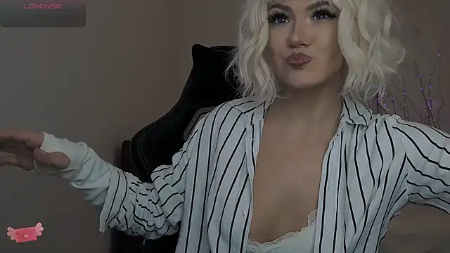 Snapshot of MiniMuse chatting on November 28, 2025, 3:12 pm MiniMuse online show from November 28, 2025, 3:12 pm