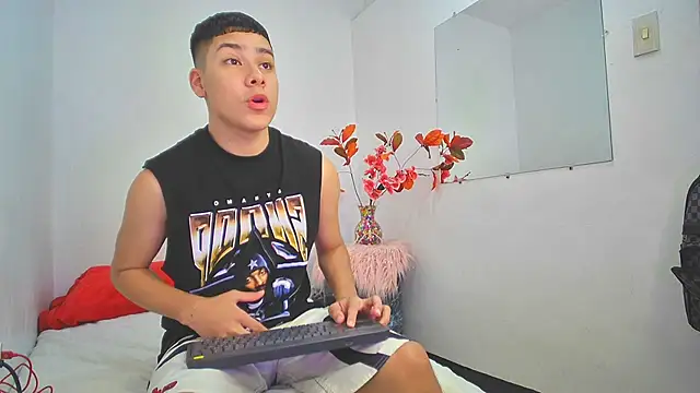 Lucastorrez01 online show from November 29, 2025, 2:23 am