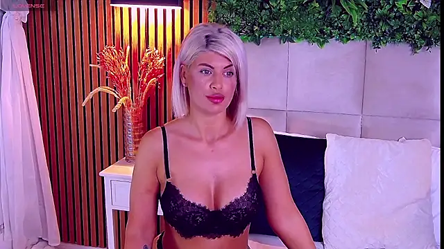 SalmaRroze online show from April 24, 2026, 4:14 am