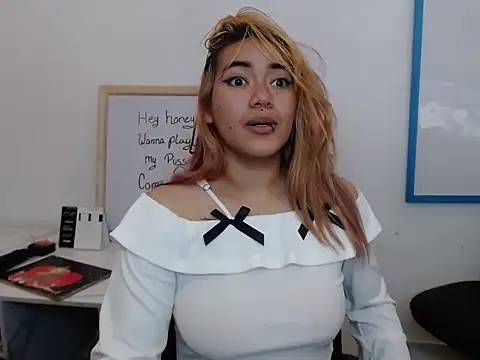 KloeeCavallier online show from February 25, 2026, 5:13 pm