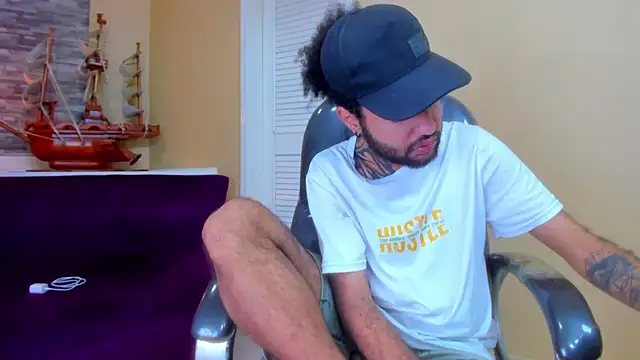 Snapshot of Hottie_Bear chatting on November 18, 2025, 4:05 am Hottie Bear online show from November 18, 2025, 4:05 am