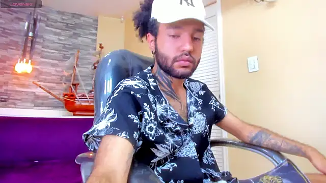 Snapshot of Hottie_Bear chatting on November 17, 2025, 5:11 am Hottie Bear online show from November 17, 2025, 5:11 am