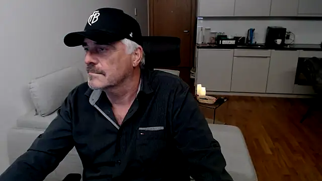 Snapshot of Buidapest chatting on November 18, 2025, 9:18 pm Buidapest online show from November 18, 2025, 9:18 pm